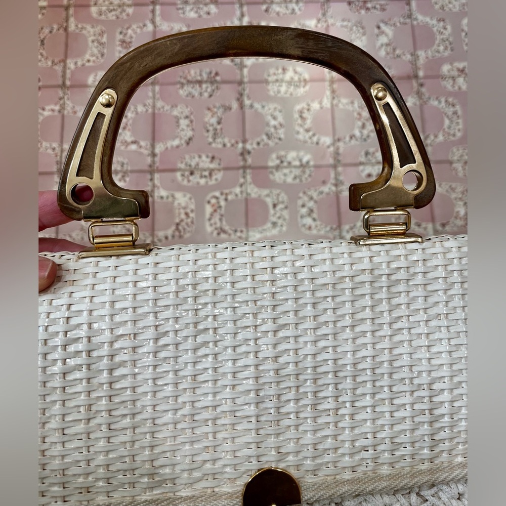 Rattan raffia woven crochet white 60โs kitschy mod purse with brass hardware - Picture 5 of 11